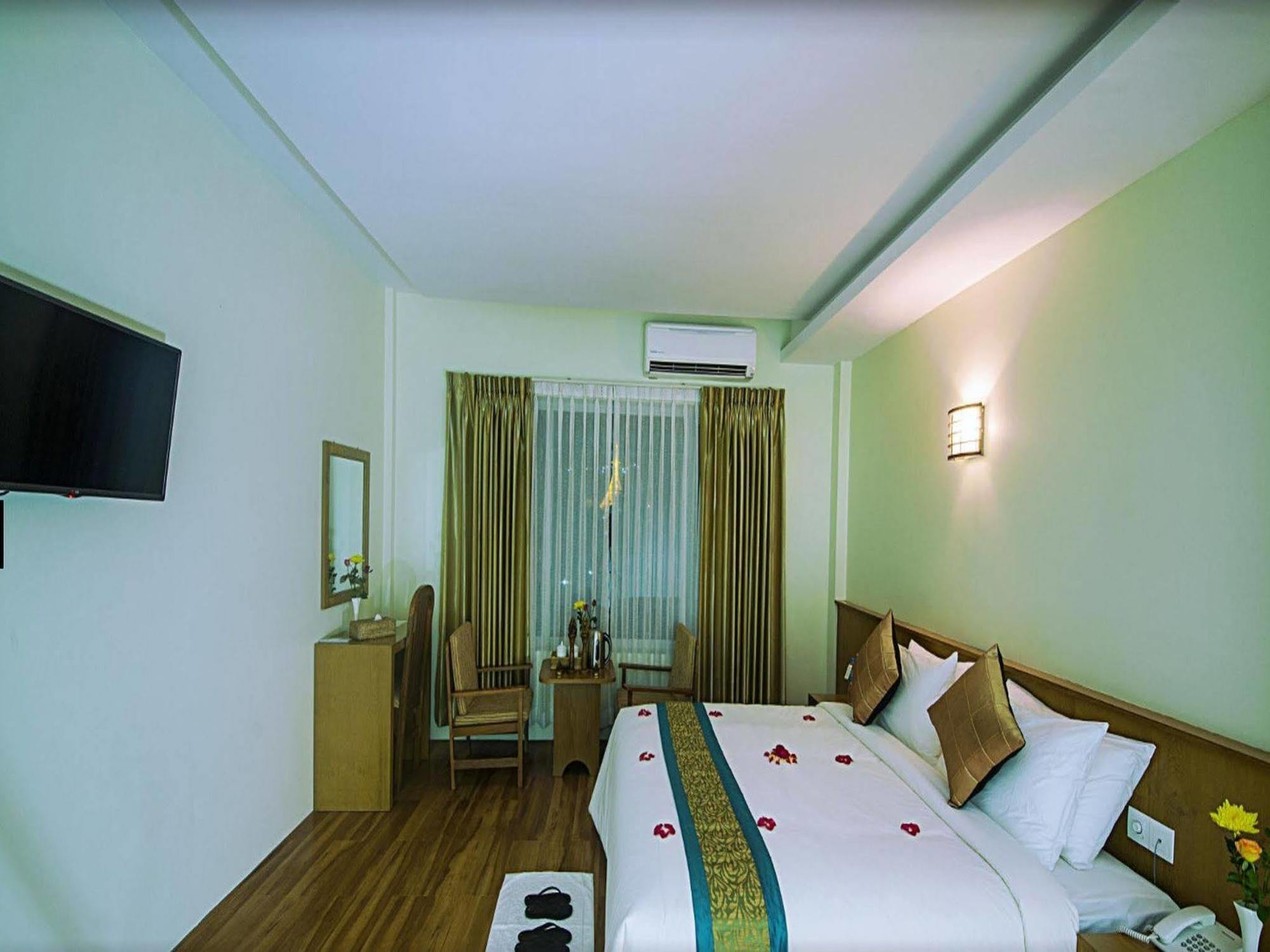 Ngwe Moe Hotel Mawlamyine Exterior foto